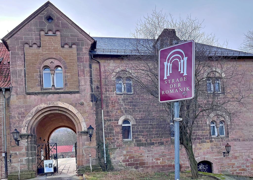Im Ilsenburger Klosterkomplex, vor allem hinter den Parkplätzen, gibt es noch viel Platz für neue Konzepte. Das Grüne-Band-Zentrum könnte diesen Platz füllen.