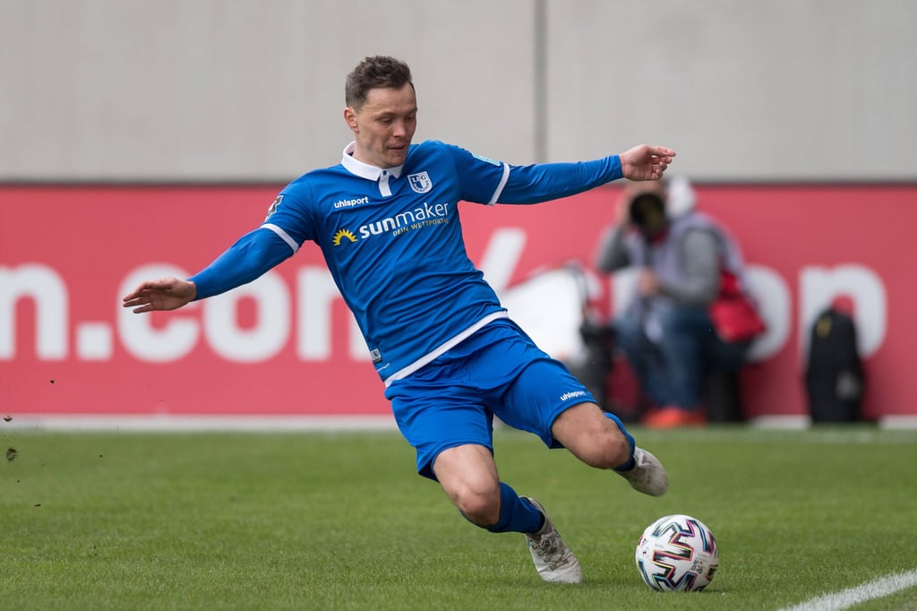 Besonders seine teils spektakulären Grätschen und sein Kampfeinsatz werden den FCM-Fans in Erinnerung bleiben. Beim DFB-Pokalspiel tritt er im Trikot von Jahn Regensburg gegen den 1. FC Magdeburg an.