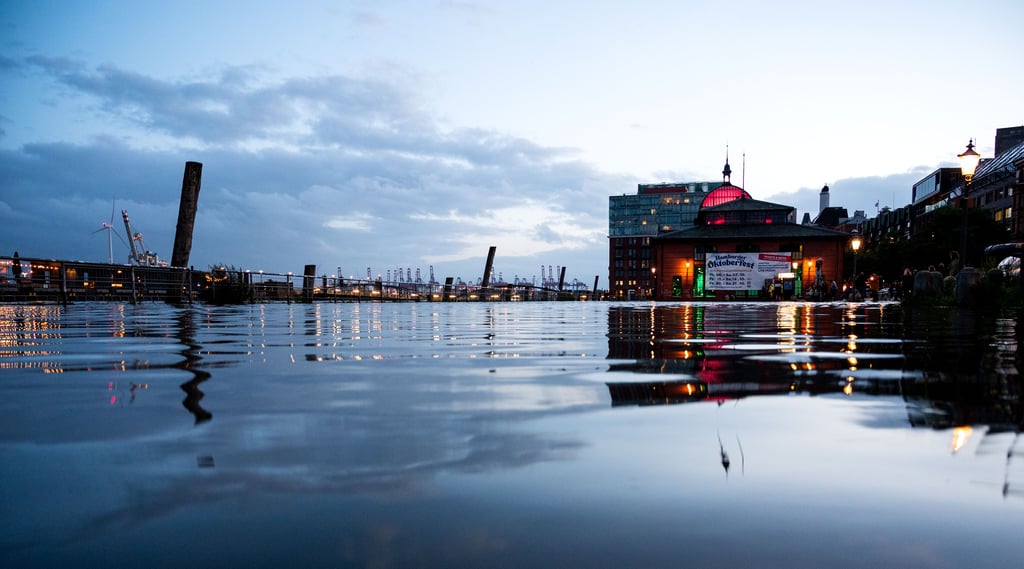 Der Sturm über Norddeutschland setzte am Abend auch den Fischmarkt in Hamburg unter Wasser.