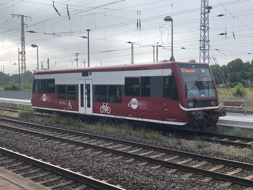 Die Hanseatische Eisenbahn, kurz Hans, am Hauptbahnhof in Stendal: Ein Auto ist mit einem dieser Züge bei Tangermünde zusammengestoßen.