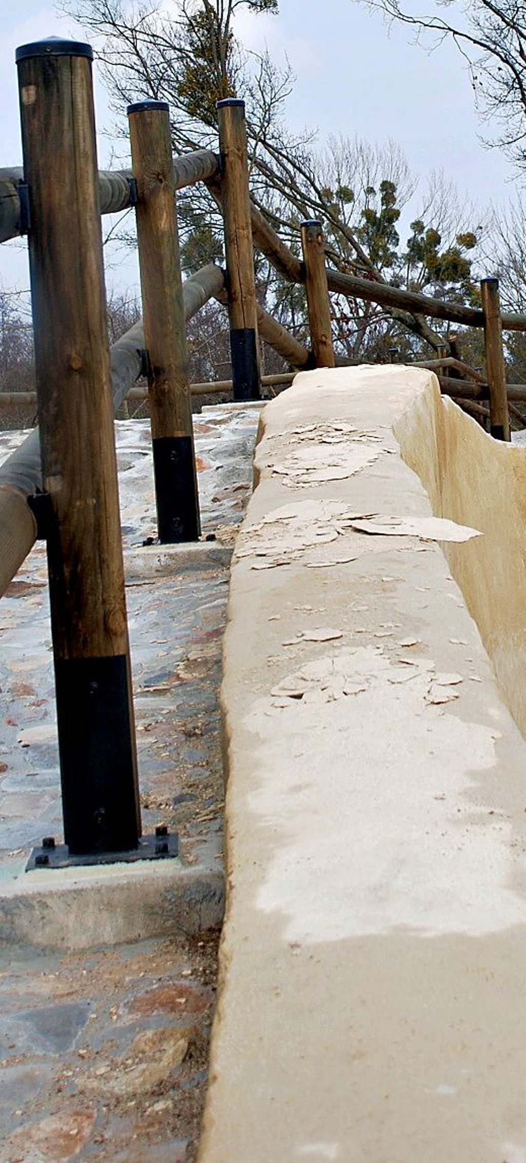 Der Putz an der Klusbrücke bei Wahlitz begann bereits kurz nach der Sanierung zu bröckeln.