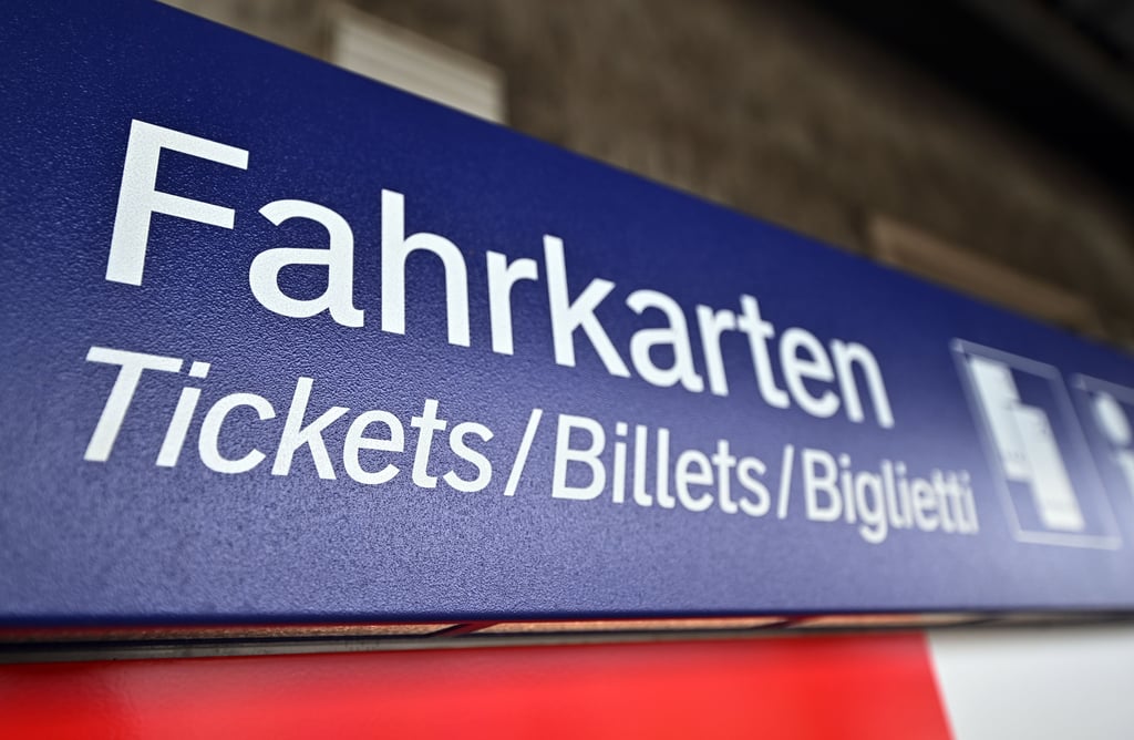Unbekannte sprengen Fahrkartenautomat an einer S-Bahnhaltestelle in Leipzig.