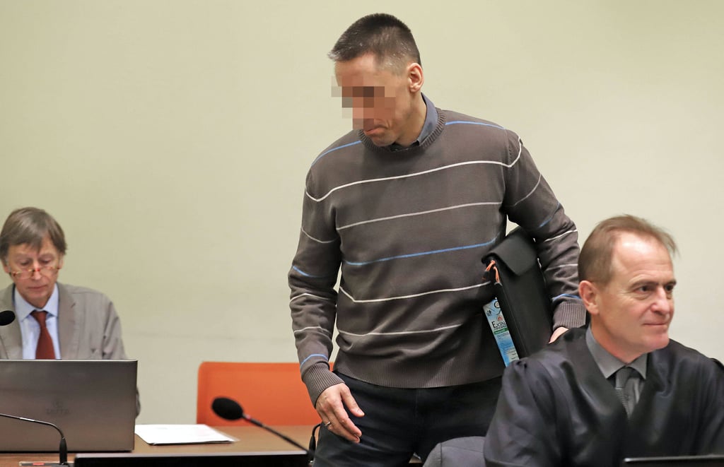 Ralf W. (stehend) im Januar 2018 im Münchner NSU-Prozess