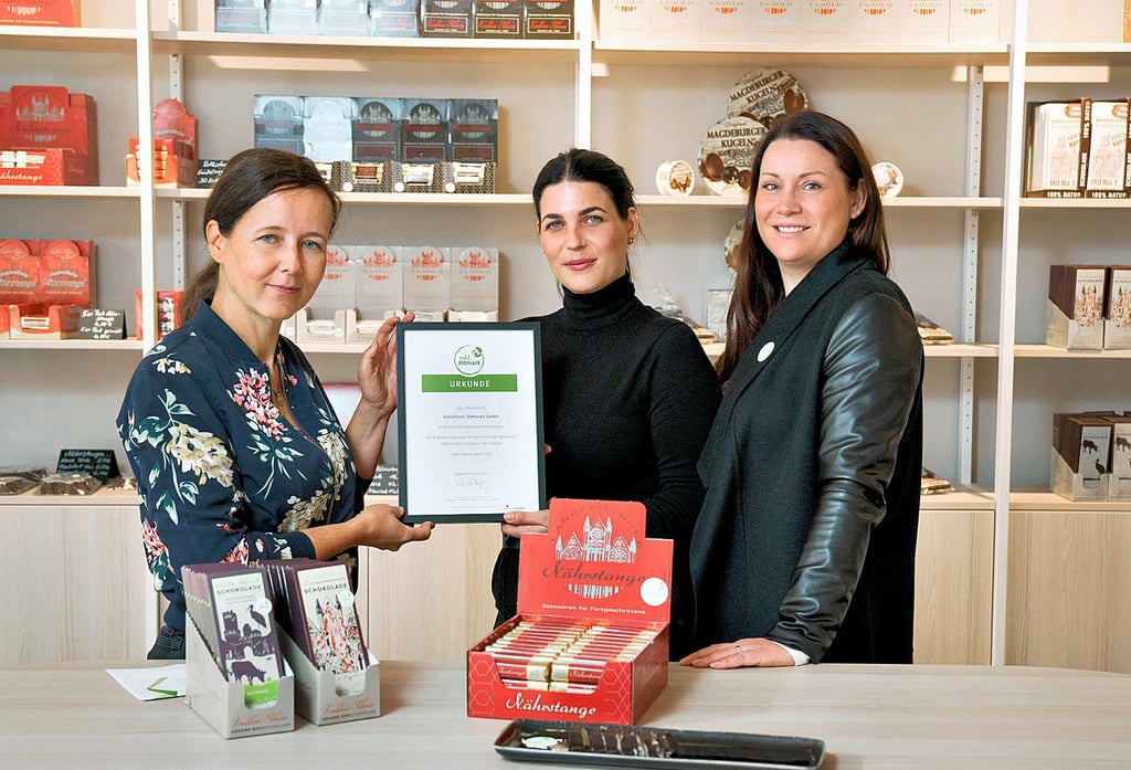 ART-Geschäftsführerin Carla Reckling-Kurz, hier bei der Vergabe des "echt Altmark"-Regionalsiegels an die Konditorei Stehwien, freut sich, dass "die Altmärker stolz darauf sind, sich als Altmärker zu bezeichnen".