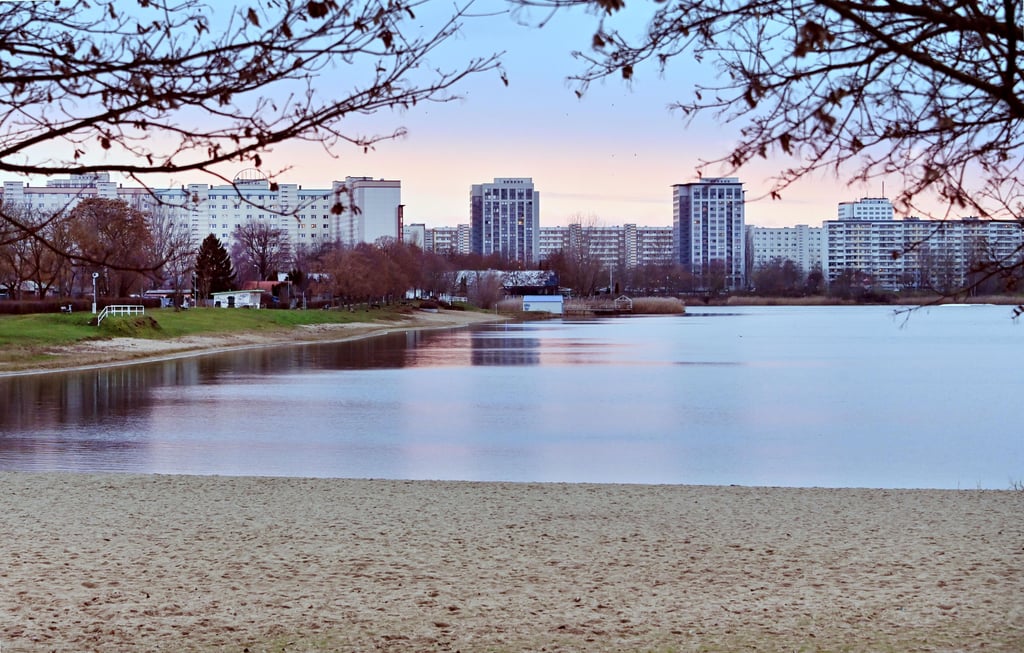 Sonnenaufgang überm Badestrand des Neustädter Sees. Sinnbildlich brauen sich allerdings viel mehr dunkle Wolken über dem Strandbad zusammen.