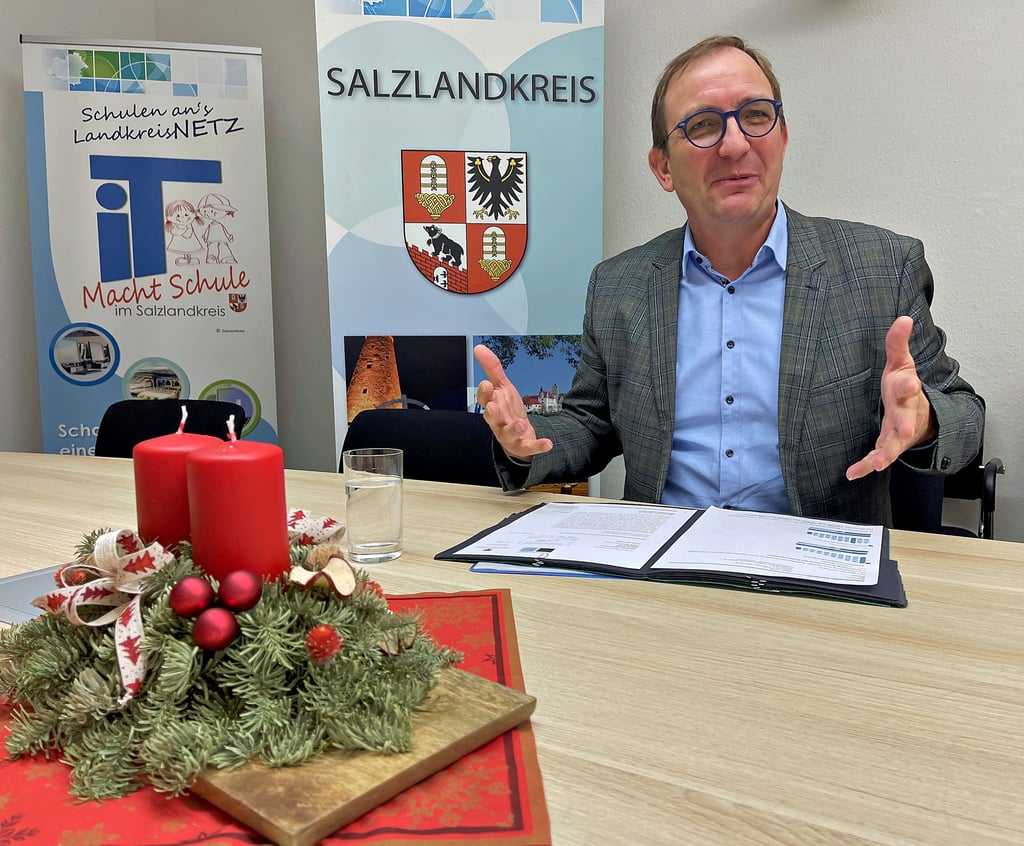 Markus Bauer gibt sich im Jahresinterview gewohnt zuversichtlich. Der Landrat des Salzlandkreises spricht über Krieg, Krisen und andere Katastrophen. Und auch darüber, dass nicht immer alles schlechtgeredet werden sollte.