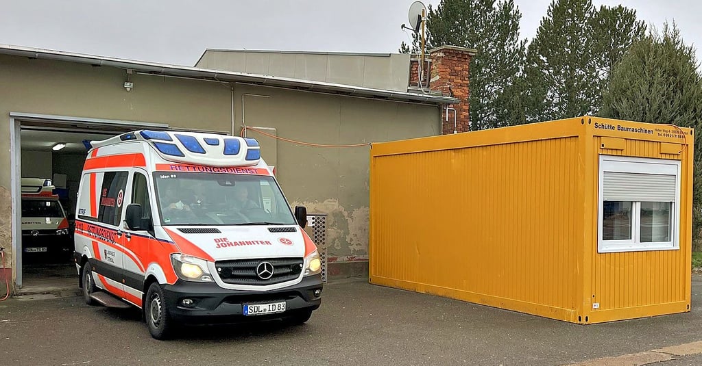 Die Rettungswache Tangermünde ist in einer alten Industriebaracke untergebracht. Seit 20 Jahren hat der Landkreis Stendal einen Neubau versprochen. Geschehen ist bisher nichts.