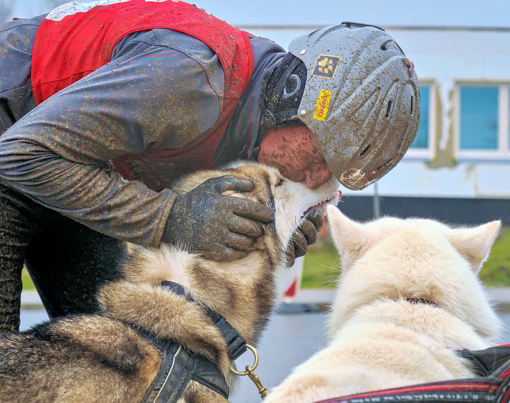 Seriensieger Götz Bramowski drückte seinem Hund Rainbow nach dem Rennen einen begeisterten Kuss auf die Nase.