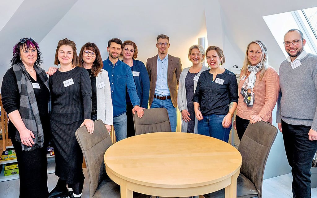 Das Team der psychosozialen Beratungsstelle mit IB-Leiter Christoph Radig (4.v.l.) sowie Diakonie-Chef Robin Knauf (5.v.r.).