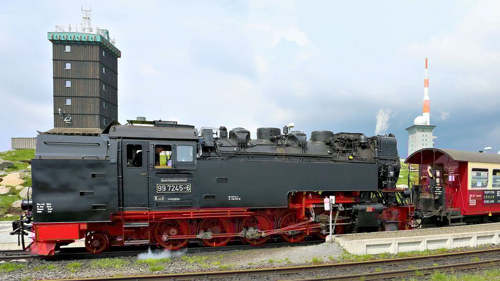 Mit dem Zug hoch auf den höchsten Gipfel Norddeutschland – das ist derzeit weniger oft möglich. Die Harzer Schmalspurbahnen (HSB) haben den Sommerfahrplan um drei Fahrten zum Brocken ausgedünnt.