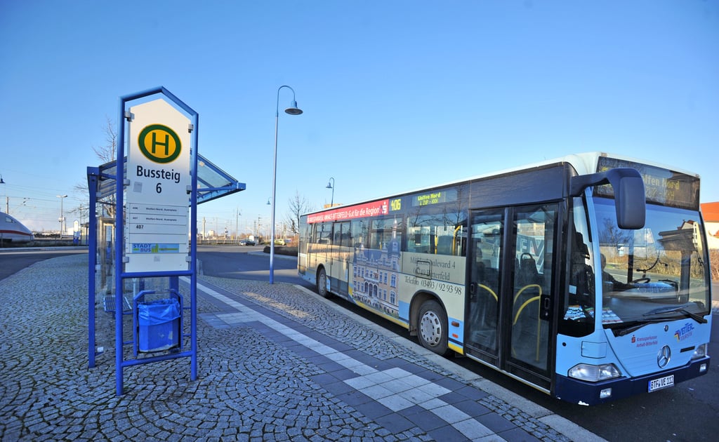 Ein Vetter-Bus am Bahnhof Bitterfeld.