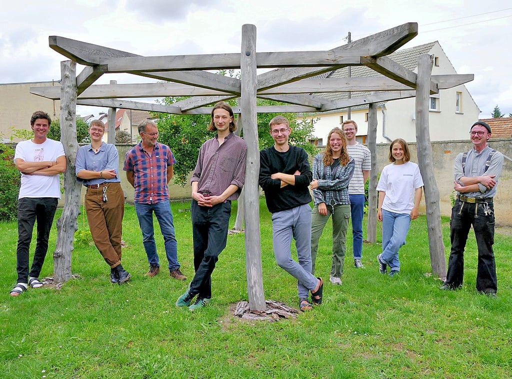 Erstes Treffen von Mitgliedern und Unterstützern des neu gegründeten Kulturvereins „Vereinfacht“ in Annaburg. Von links: Wilhelm Papendorf, Juliane Lexius, Ekkehard Bechler, Alexander Weiß, Alexander Winkler, Charlotte Lossin, Philipp Marx, Weda Harm und Carl Niedermeier