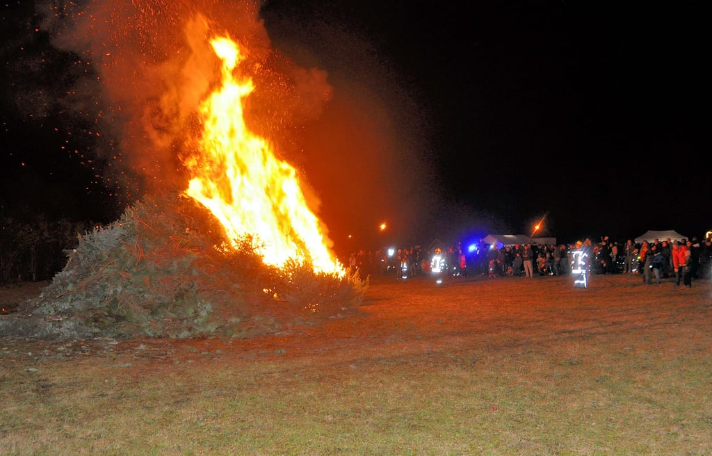 So wie Holzweißig auf dem Waldparkplatz haben an diesem Wochenende auch in vielen anderen Orten Weihnachtsbäume gebrannt.