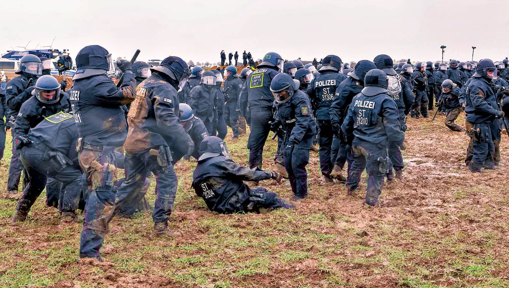 „Da muss man ein dickes Fell haben“: Polizisten aus Sachsen-Anhalt blieben im Schlick von Lützerath stecken, wurden verhöhnt von Demonstranten.