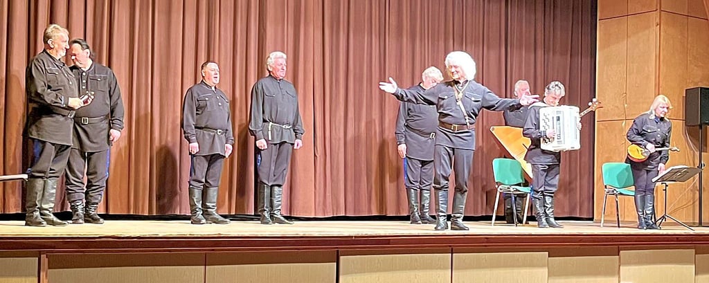 Die Schwarzmeerkosaken mit Frontmann Peter Orloff im Tangerhütter Kulturhaus.