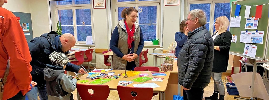 Petra Meyer (Mitte) stellt interessierten Eltern und Schülern den Fachbereich Fremdsprachen vor.