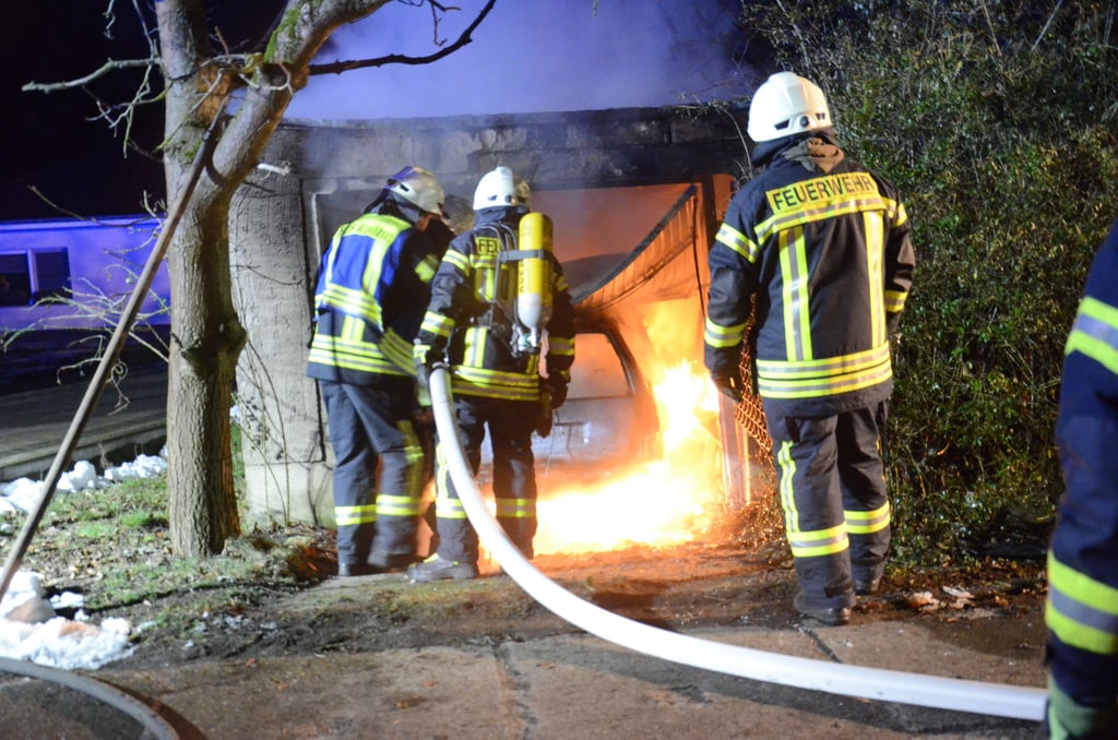 Am Park in Kalbe brannte gestern Abend eine Garage. In Flammen ging auch das in ihr stehende Fahrzeug auf. Die Feuerwehr löschte.