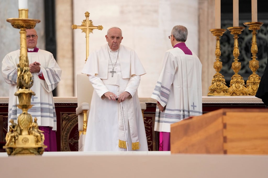 Papst Franziskus steht am Sarg seines verstorbenen Vorgängers.