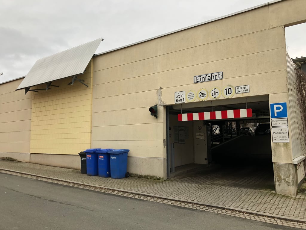 Im Parkdeck Hohenmölsen wurden vor Kurzem sieben Autos mit einem Feuerlöscher besprüht.