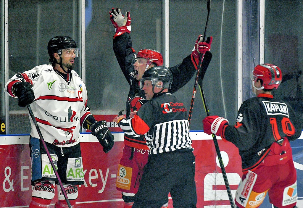Matias Varttinen (M.) bejubelt sein Tor zum 1:0 gegen die Scorpions. Auch Jordan Kaplan (r.) traf später.