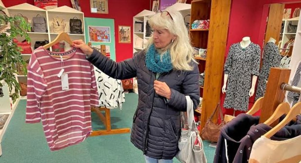 Heike Friedrich schätzt es, dass es in Weißenfels noch möglich ist, Kleidung einkaufen zu können. In der Modeboutique von Sven Bönold hat die Frau sogar ein Schnäppchen entdeckt.