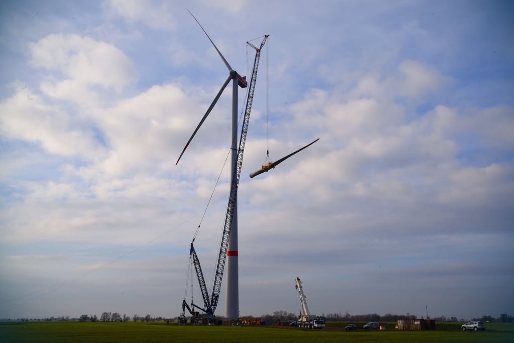 Das letzte Rotorblatt wurde am Freitag an die Nabe einer Windkraftanlage im „Windpark Quellendorf I“ montiert.