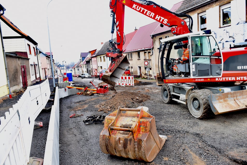 Bauarbeiten in Eisleben: Abwasserleitungen werden verlegt und Fußwege werden erneuert.