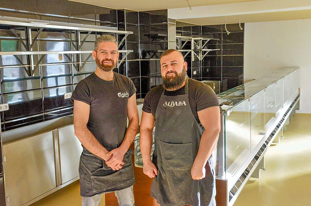 Bei „Alibaba“ von Gürcan Gönen in der Zerbster Straße 26 nehmen Ibrahim (l.) und Kovan die Sachspenden an.