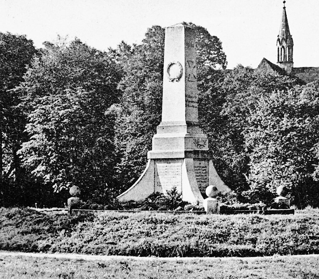 Diese Karte zeigt das Arendseer Kriegerdenkmal um 1930.