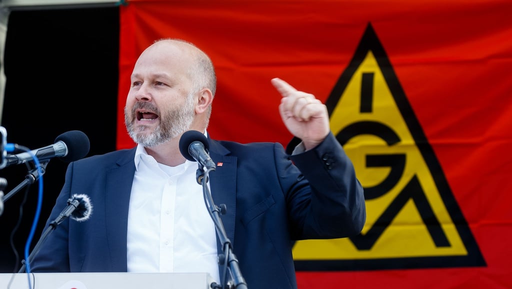 Daniel Friedrich, Bezirksleiter der IG Metall, spricht.