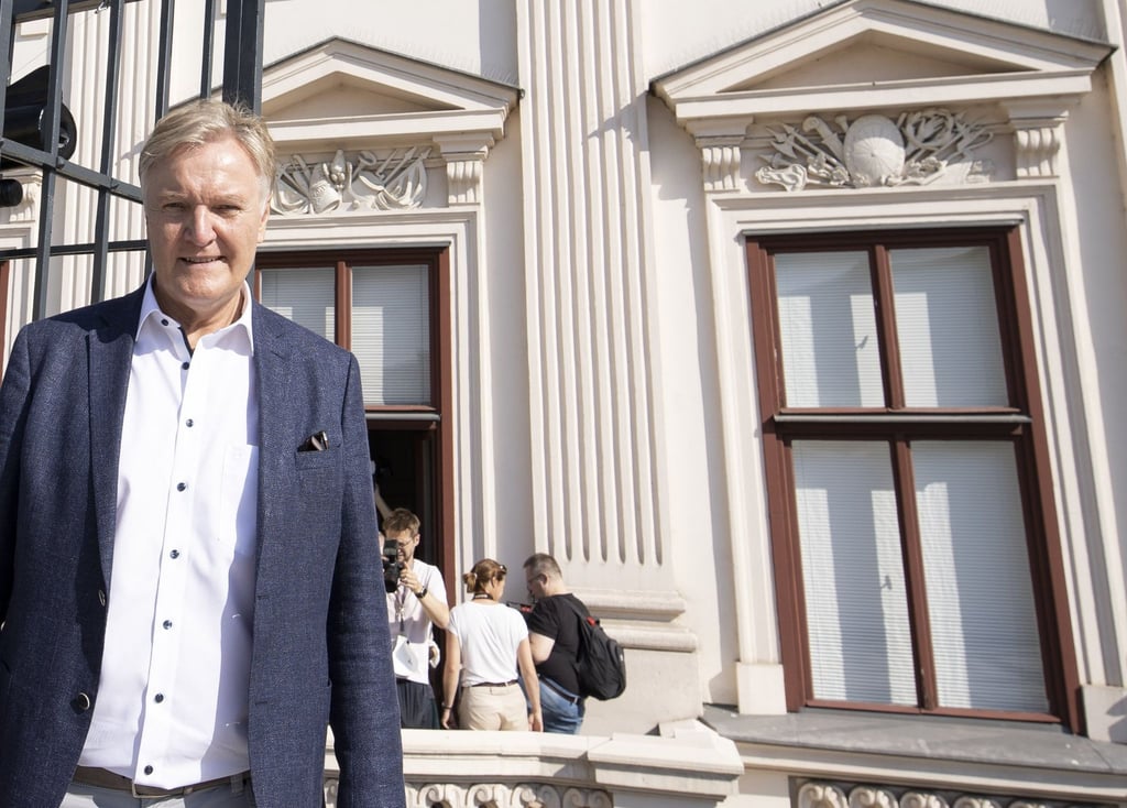 Klaus Albrecht Schröderposiert vor der Albertina in Wien.