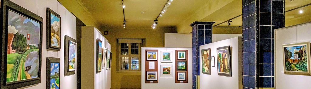 „Sinnbilder“ titelt eine Ausstellung mit Werken von Thomas Schmid, die jetzt im Alten Rathaus von Wittenberg zu sehen ist. Es heißt, Schmids durch die Neue Sachlichkeit und den Spätexpressionismus beeinflussten Bilder wirken „wie eingefroren, still und jenseits der Zeit“.