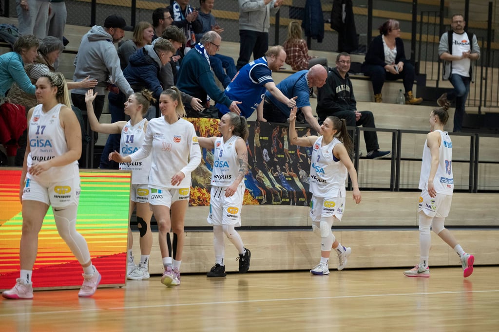 Die Spielerinnen des Gisa Lions MBC bedanken sich bei ihren Fans für die Unterstützung.