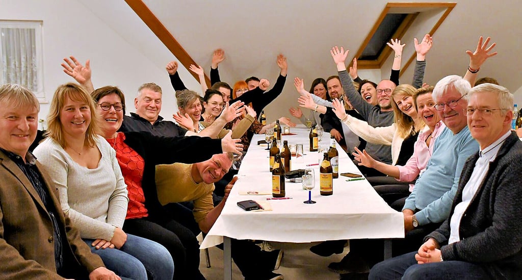 Gute Stimmung herrscht zum Neujahrsempfang in Hörsingen: Viele der Einwohner hier am Tisch haben sich erst durch eine besondere Aktion kennengelernt.
