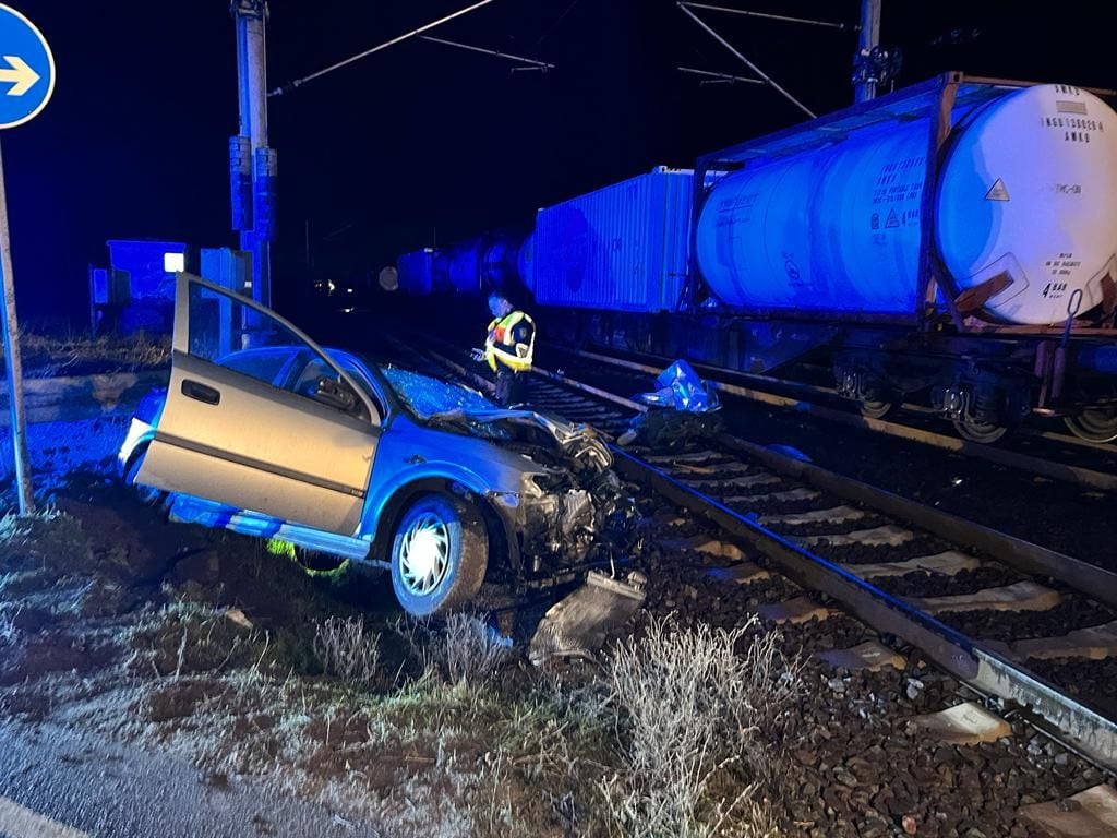 Dieses Auto ist mit einem Zug zusammengestoßen.