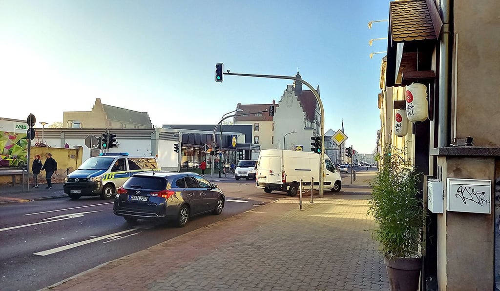 Ein echter Knotenpunkt in Schönebeck: Die Kreuzung Friedrichstraße/Am Stadtfeld. Immer wieder staut sich hier der Verkehr. Die gute Nachricht für genervte Autofahrer: Die Stadt will das Problem angehen.