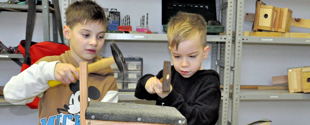 Hermann Wernstedt (links) und Vito Reinholz sind mit Eifer beim Nistkastenbau dabei. 