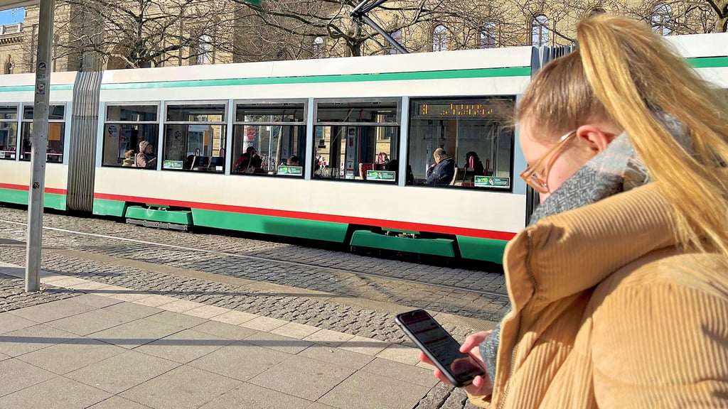 Lena wartet am Magdeburger Hauptbahnhof auf ihre Straßenbahn. Die 20-Jährige kennt das Liniennetz in ihrer Heimatstadt und nutzt die Insa-App, um Fahrtzeiten und Verspätungen zu finden. Sie könnte nun auch auf Google Maps setzen.