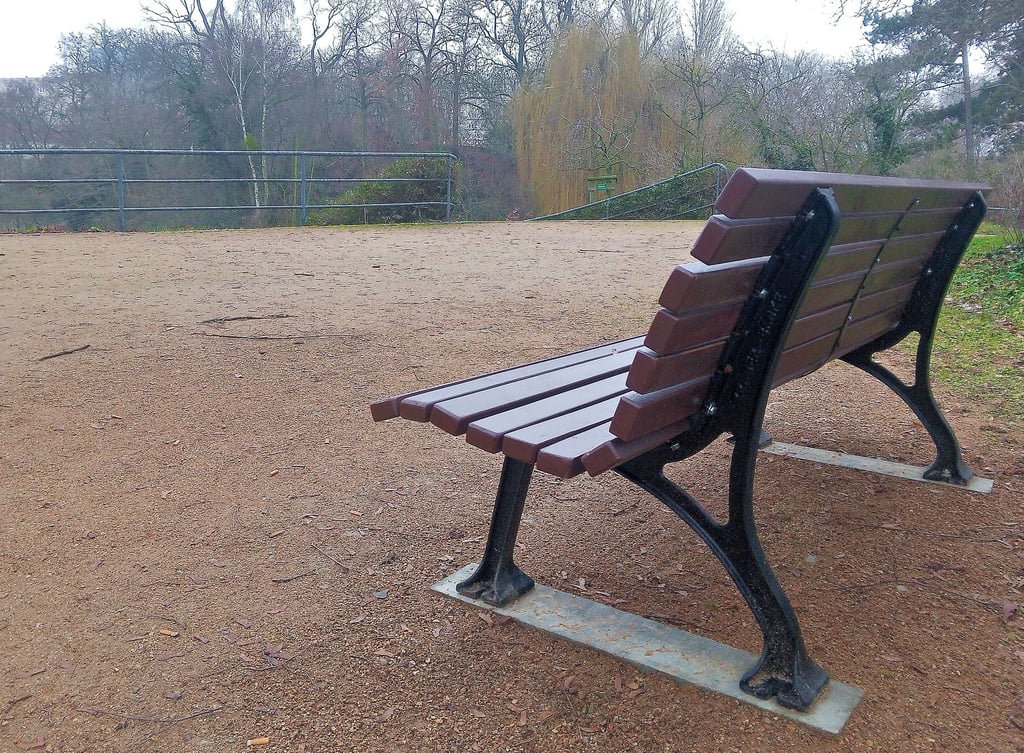Inzwischen stehen am Park-Rondell zwei Bänke.