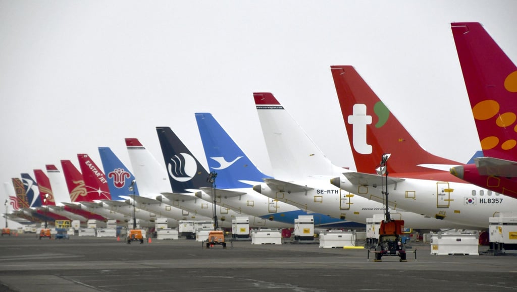 Flugzeuge stehen auf einem Flughafen im US-Bundesstaat Washington. Nach einer schweren Computerpanne hat die US-Flugaufsichtsbehörde FAA die Fluglinien angewiesen, dass alle Inlandsflüge am Boden bleiben müssen.