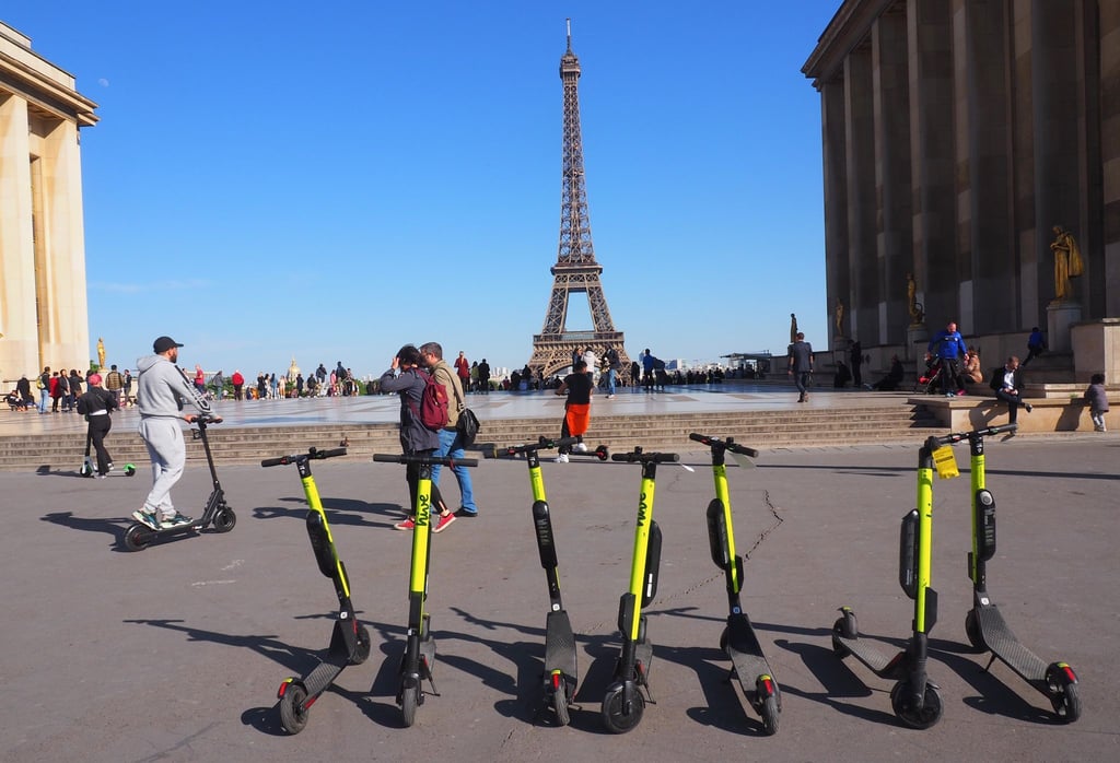 E-Scooter auf der Place du Trocadero.