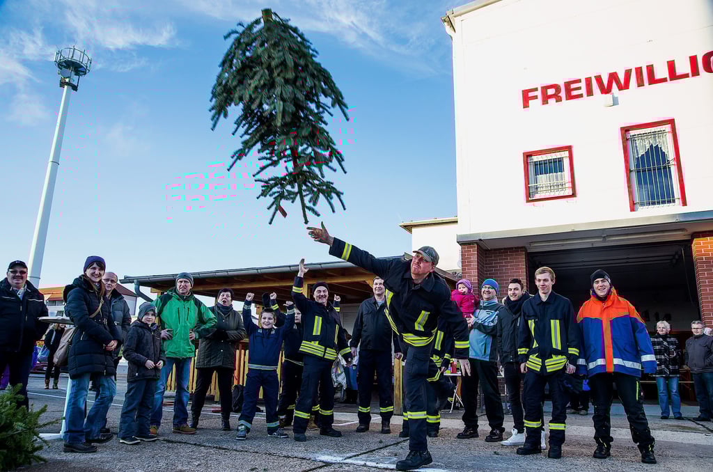 Tannenbaumweitwurf hat beim Neujahrsfeuer in Mücheln Tradition.