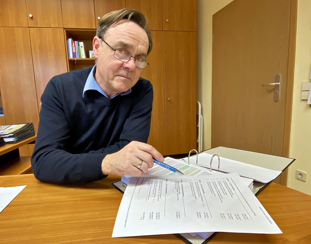 Jessens Bürgermeister Michael Jahn (SPD) erläutert die für 2023 geplanten Investitionen in der Stadt.