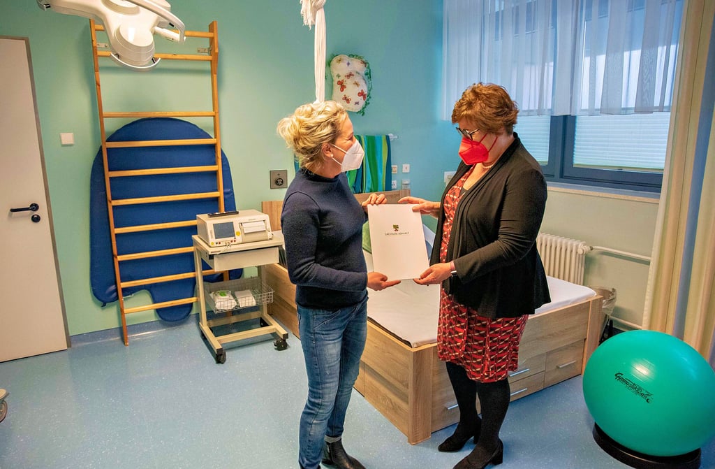 Sozialministerin Petra Grimm-Benne (re.) übergibt den Förderbescheid an die leitende Hebamme des Klinikums, Susanne Bantel.