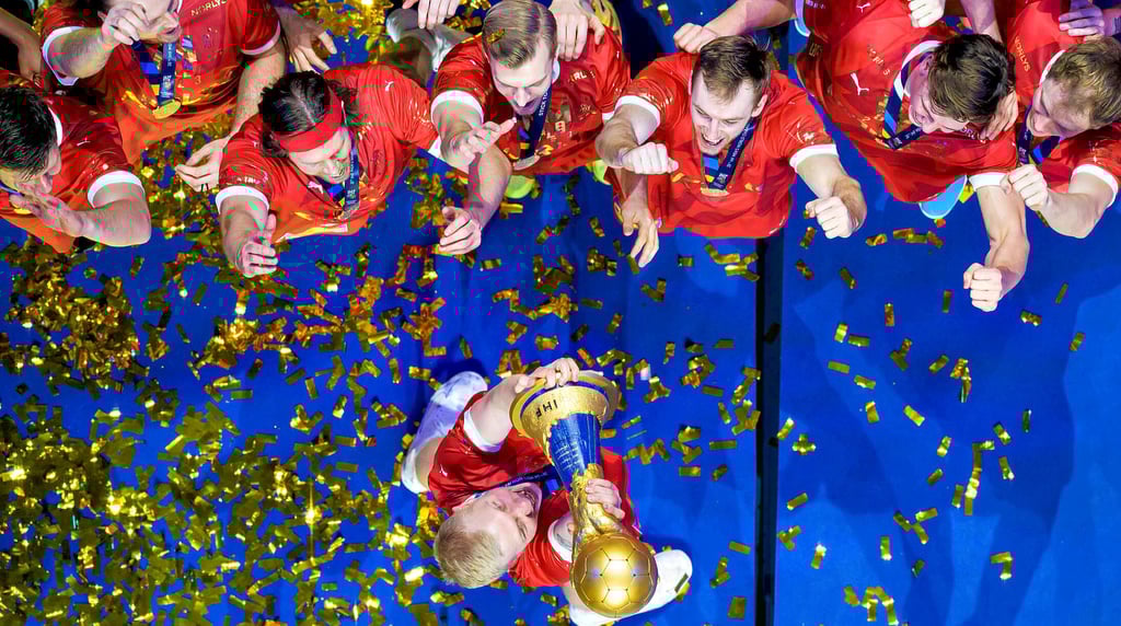 Magnus Saugstrup (unten) hebt den WM-Pokal in die Höhe. Für den Kreisläufer war es bereits der zweite Triumph in seiner Karriere.