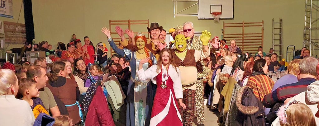 Mit dem Einmarsch von Elferrat und Prinzenpaar - angeführt von Kinderprinzessin Romy – begann das närrische Programm beim Zerbster Kinderkarneval, das reichlich Unterhaltung bot.