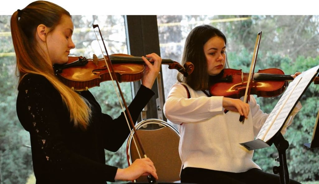 Maria Dossin (links) und Juliana Leischenko übten vorm Wettkampf noch einmal das Spiel auf der Violine.