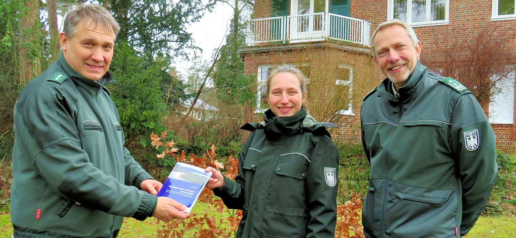 Hannah Diehl (Mitte) wird von Revierförster Joachim Simon (l.) und dem Leiter des Bundesforstbetriebes Nördliches Sachsen-Anhalt als erste Dualstudentin des Bereiches aus Möser verabschiedet.