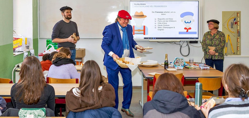 Thomas Civeyrac, Uwe Störzner und Martina Kemp-Oberhettinger (v.l.) haben im Christophorus-Gymnasium Droyßig Schülern das Nachbarland Frankreich schmackhaft gemacht. Alle drei sind bei der Midewa beschäftig.