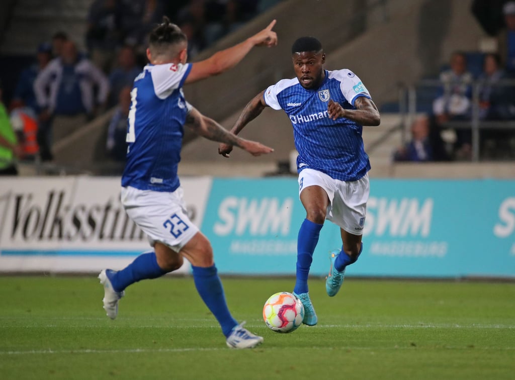 Sind bereit für die Rückrunde mit dem FCM: Vizekapitän Baris Atik (vorne) und Moritz Kwarteng. Beide Akteure gastieren mit den Blau-Weißen am Freitagabend bei Fortuna Düsseldorf.